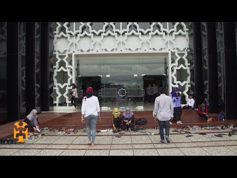 Preview image for the video "Religion and Spirituality | Indonesia Discoveries | World Nomads".