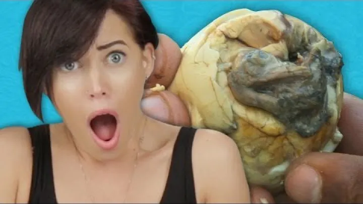 Preview image for the video "美国人尝试鸭胚（Balut）".