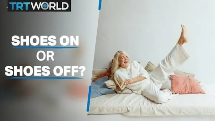 Preview image for the video "Por que as pessoas tiram os sapatos antes de entrar em casa".