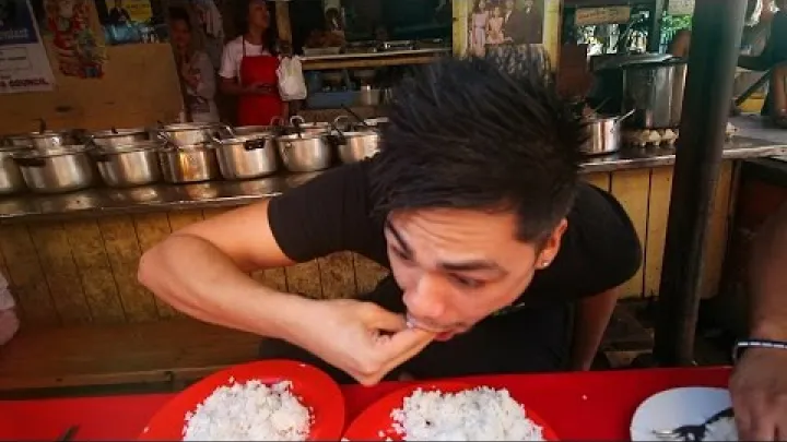 Preview image for the video "Como comer com as mãos (o jeito filipino)".