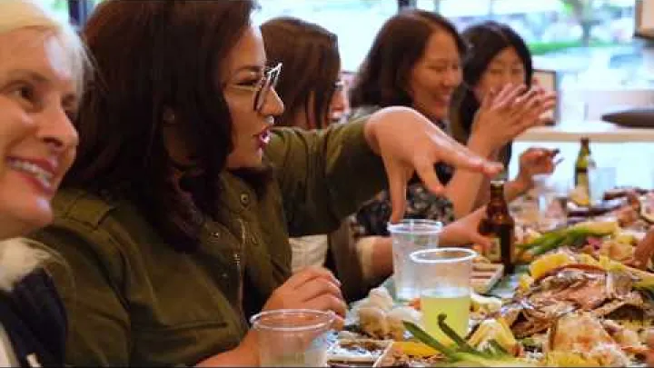Preview image for the video "Uma experiência gastronômica filipina: não são necessários utensílios".