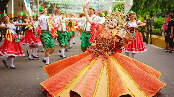 Preview image for the video "GRAN DESFILE DE LANZAMIENTO DE SINULOG 2023 - CIUDAD DE CEBÚ, FILIPINAS".