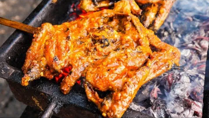 Preview image for the video "Ayam Taliwang - Makanan Kaki Lima Super Pedas di Lombok, Indonesia!".