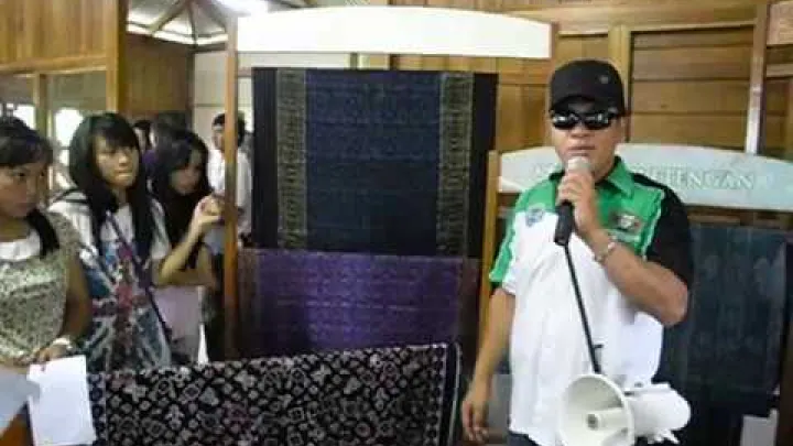 Preview image for the video "Perbedaan kain batik tenun ikat dan tenun songket".