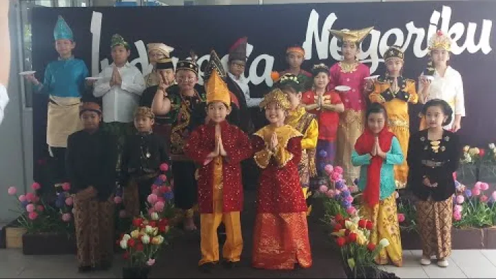 Preview image for the video "TRADITIONAL COSTUME OF INDONESIA - FASHION SHOW CALLISTA AND FRIEND".