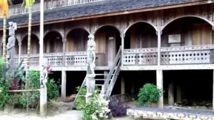 Preview image for the video "Lamin Adat Mancong, autentisk Dayak-langhus Øst-Kalimantan Indonesia Borneo 跨境婆罗洲游踪印尼东加里曼丹原住民传统长屋".