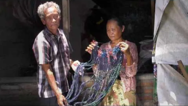 Preview image for the video "Making Balinese Double Ikat Tekstiilien tekeminen".