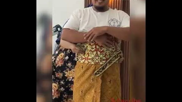 Preview image for the video "Tutorial cara memakai beskap, pakaian adat Jawa".