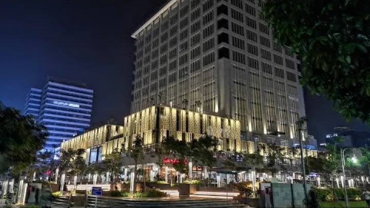 Preview image for the video "Sarinah, Indonesia’s First Shopping Center | Jakarta Walk | Indonesian City | Jakarta Shopping".