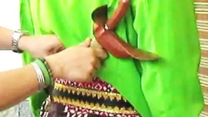 Preview image for the video "[Tutorial] Cara Memakai Pakaian Jawa BESKAP SURJAN - Miten pukeutua jaavalaisten asuja [HD]".