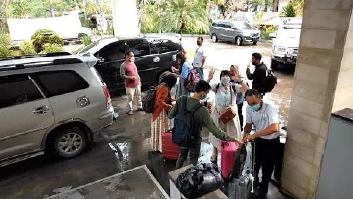 Preview image for the video "От аэропорта LBJ до отеля на Флоресе | Perjalanan CIKADU - LABUAN BAJO | CIKADU TV".