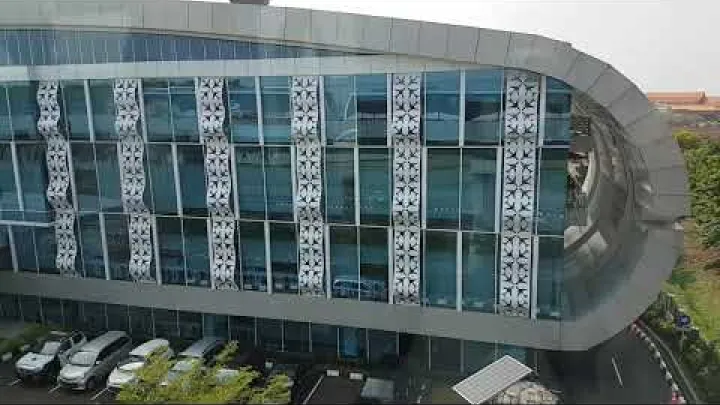 Preview image for the video "Бесплатный скайтрейн для связи терминалов аэропорта Джакарта Сукарно-Хатта (CGK)".