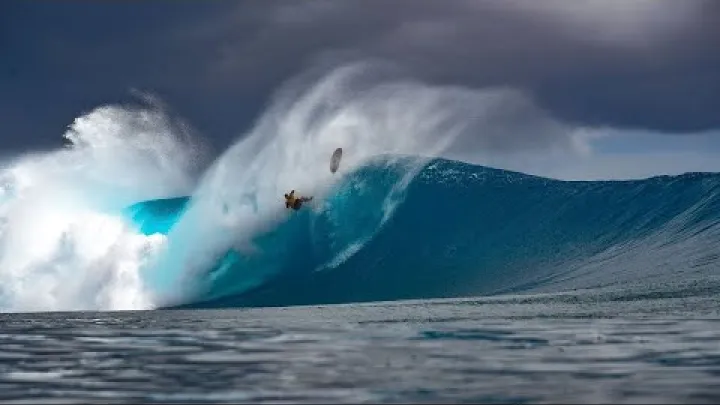Preview image for the video "INDONESIEN KOMMER TILL LIV SURFING PÅ ÅRETS SWELL (CODE RED ICELANDS)".