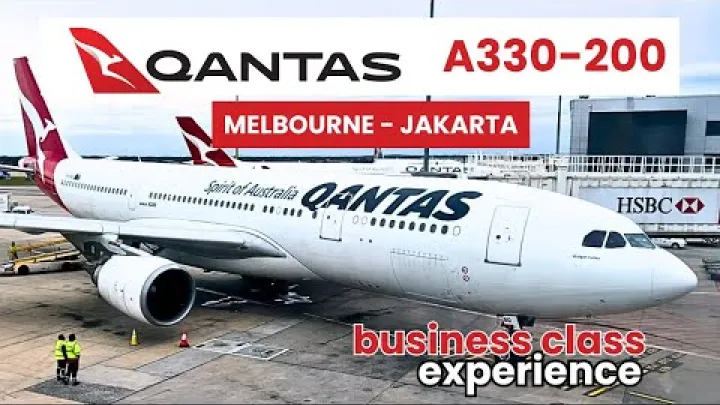 Preview image for the video "אתה לא תאמין לחוויה האמיתית במחלקת עסקים Qantas QF39 ממלבורן לגאקרטה".