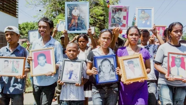 Preview image for the video "Allan Nairn palaa Itaan Timoriin Dilin verilohon 25 vuotispavana kun Yhdysvaltain aseet tappoivat yli 270 ihmista".