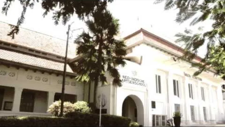 Preview image for the video "Universitas Airlanggan lääketieteellisen tiedekunnan esittely, Surabaya".