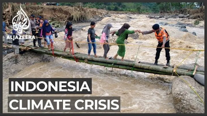 Preview image for the video "ਇੰਡੋਨੇਸ਼ੀਆ ਦਾ ਮੌਸਮੀ ਸੰਕਟ: ਤੇਜ਼ ਮੌਸਮ ਫਸਲਾਂ ਨੂੰ ਨੁਕਸਾਨ ਪੁੱਛਾ ਰਿਹਾ ਹੈ".