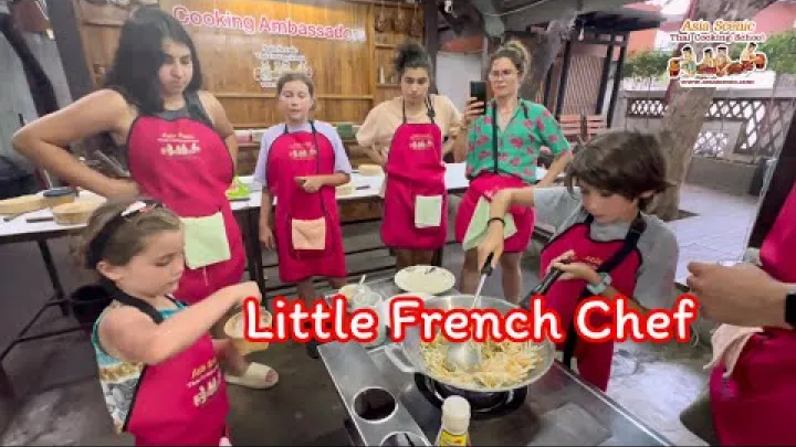 Preview image for the video "Thailandsk matlagningskurs i Chiang Mai | Familjeupplevelse pa Asia Scenic Thai Cooking School".