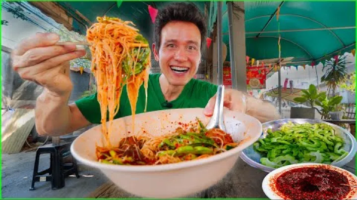 Preview image for the video "தாய்லாந்து தெரு உணவு - பேங்காக்கில் கண்டிப்பாக சுவைக்கவேண்டிய 5 தாய் நுட் ஸூப்".