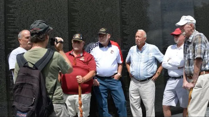 Preview image for the video "Vietnam Veterans Memorial istorija (Emocingos interviu su veteranais ir parko prižiūrėtoju) (4K)".