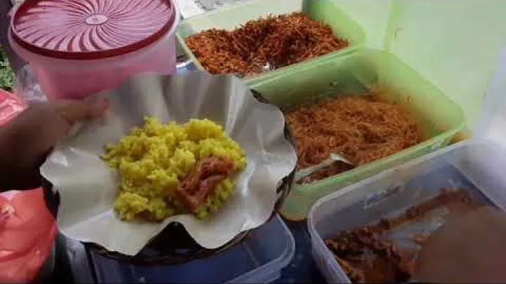 Preview image for the video "Il pasto più economico con porzioni abbondanti di Nasi Kuning, cucina di Pekanbaru - Cibo di strada in Indonesia".