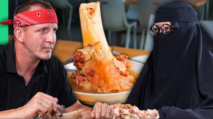 Preview image for the video "چگونه غذا بخوریم وقتی نمی‌توانیم صورتمان را نشان دهیم!! تور غذای خیابانی مدان در اندونزی!!".