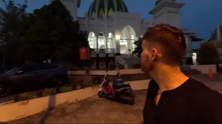 Preview image for the video "Подорож до Ачех, найконсервативнішої провінції в Індонезія (автобус з Медана до Банда-Ачех) 🇮🇩".