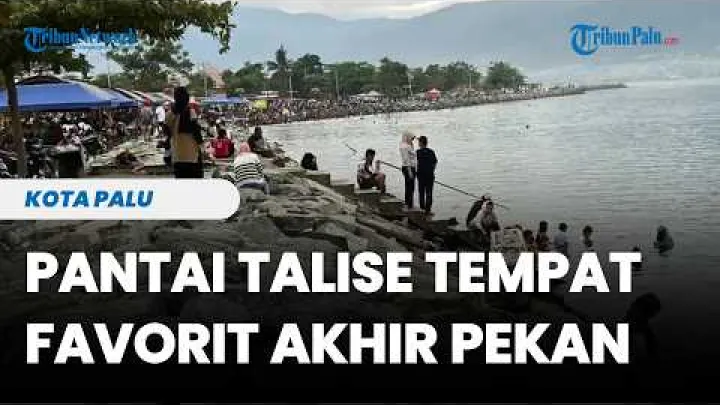 Preview image for the video "Pláž Talise v Palu je plná lidí, oblíbené místo pro víkendové koupání v moři".