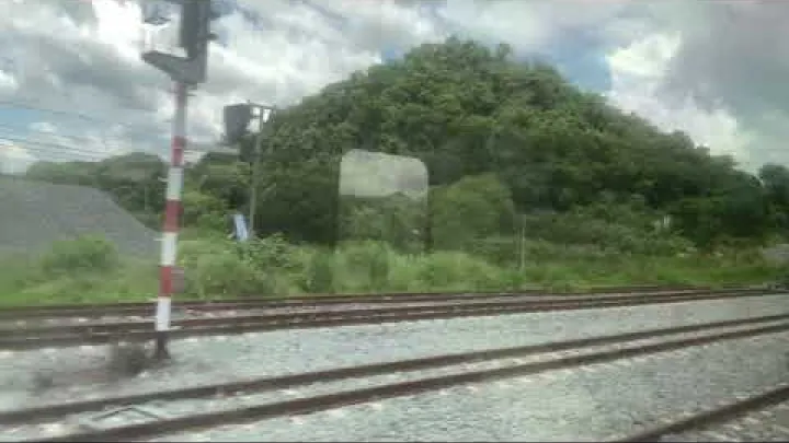 Preview image for the video "بانکوک، تایلند - قطار به سمت ناکون راتچاسیما (از فراز تپه‌ها)".
