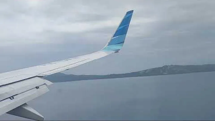 Preview image for the video "اینگونه است فرآیند فرود هواپیمای گارودا در فرودگاه آمبون نزدیک دریا".