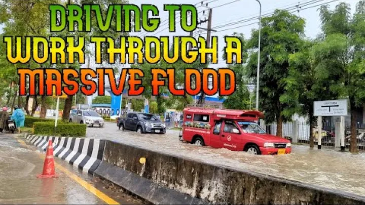Preview image for the video "ALLAGAMENTI NELLE STRADE DI CHIANG MAI DURANTE LA STAGIONE DELLE PIOGGE MONSONICHE!".