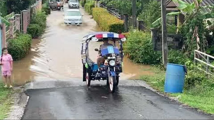 Preview image for the video "Nong Khai jest poważnie zalane".