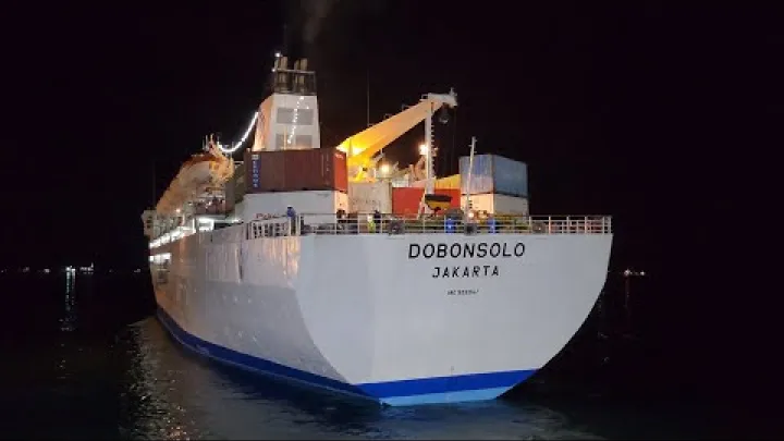 Preview image for the video "Lodivod v Makassar / Motorový člun lodivoda, služba lodi Pelni KM. Dobonsolo⛴️⚓️".