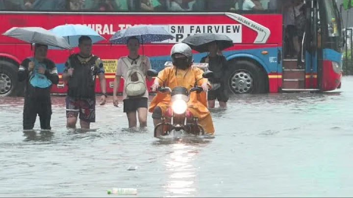 Preview image for the video "Taifun Gaemi überflutet Straßen in der Hauptstadt der Philippinen | AFP".