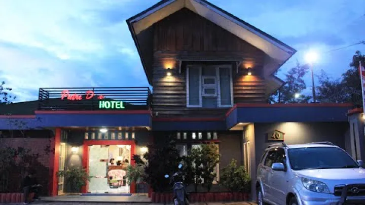 Preview image for the video "Nízkorozpočtový výlet na festival v údolí Baliem: Hotel Putri Dani".