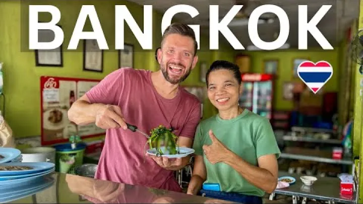 Preview image for the video "باور نمی‌کنید قیمت‌های غذای خیابانی در بانکوک چقدر است 🇹🇭 (همه می‌توانند اینجا غذا بخورند)".