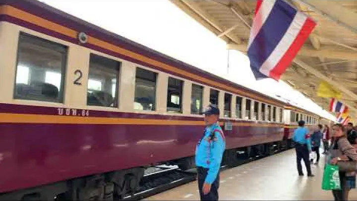 Preview image for the video "Phitsanulok, Thailand - Stesen Kereta Api Phitsanulok (Menunggu Kereta Api)".