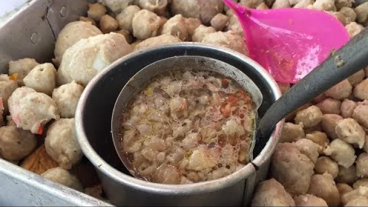 Preview image for the video "پرفروش و خوشمزه!! آب گوشت و چربی‌اش فوق‌العاده است | غذای خیابانی پونتیانک #268".