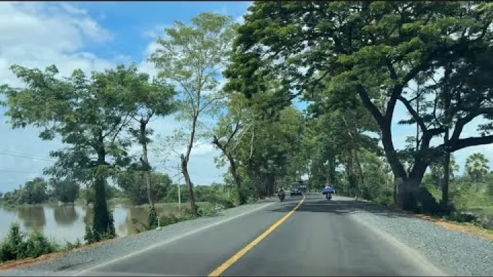 Preview image for the video "နံနက် ၅:၃၀ နာရီ ភ្នំពេញမှ ကမ္ဘောဒီးယားနိုင်ငံ၊ ក្រចេះខេត្តသို့ ကားဖြင့်ခရီးသွားခြင်း".