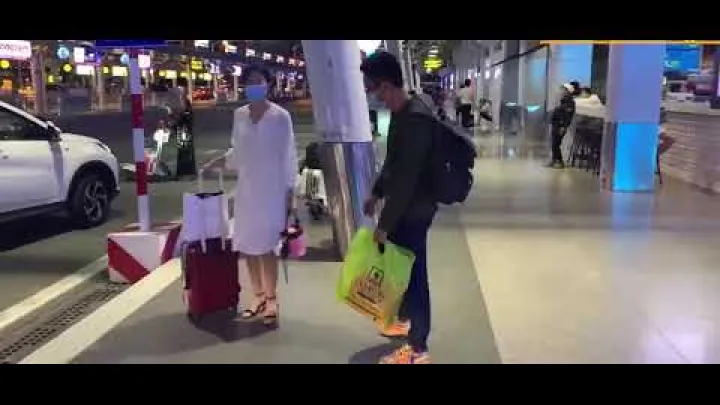 Preview image for the video "È più economico il taxi o il ride-hailing dall'aeroporto di Tan Son Nhat? | Veicoli &amp; Tecnologia".