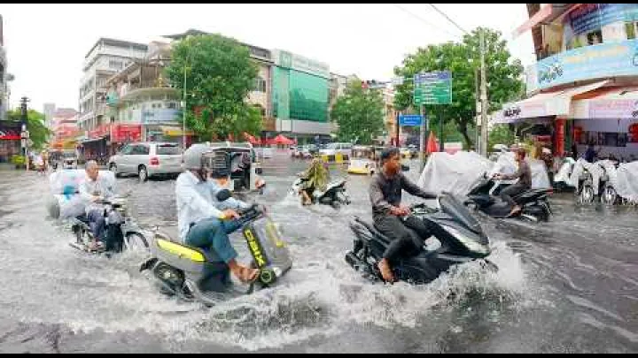 Preview image for the video "Velmi silný déšť!! Zaplavené silnice v Phnom Penh, Kambodža - Procházka v dešti s deštníkem".