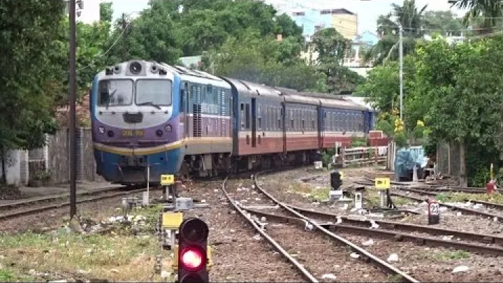 Preview image for the video "Treno Hanoi - Saigon arriva alla stazione di Biên Hòa per far scendere e salire i passeggeri diretti a Saigon (15 gen 2017)".