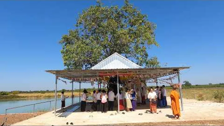 Preview image for the video "Safari ya Barabarani hadi Hekalu la Kijiji cha Kambodia (Chakula • Mchango • Utamaduni)".