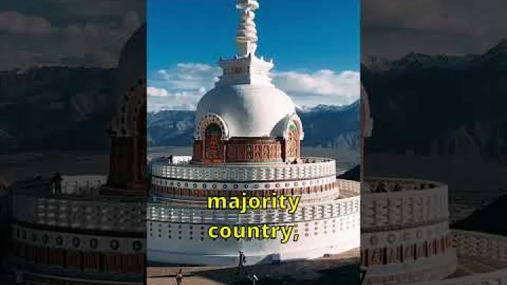 Preview image for the video "Miksi Singaporen lipussa on puolikuu? #flags".