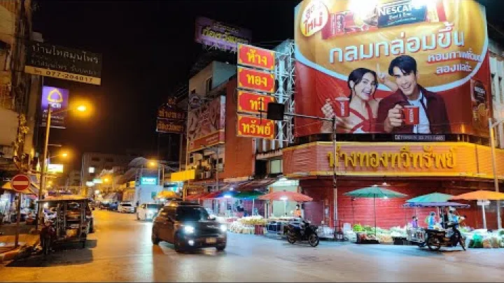 Preview image for the video "بازار شبانه در تایلند | تور پیاده‌روی سورات تانی".