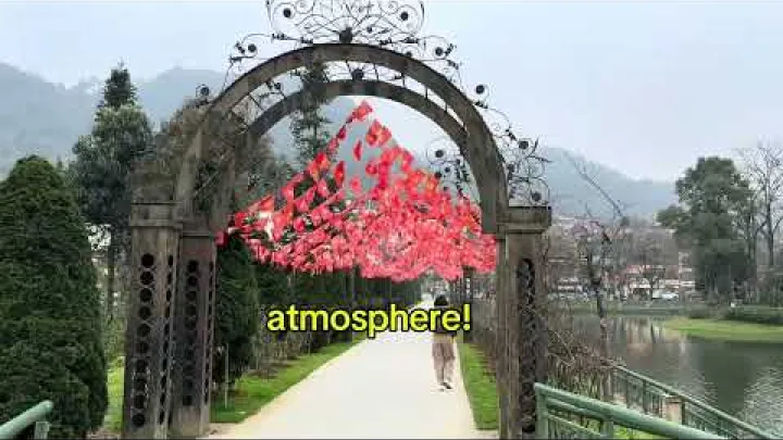 Preview image for the video "Il lago del Distretto di Sa Pa, Provincia di Lao Cai, Vietnam, un lago nebbioso circondato dalle montagne.".