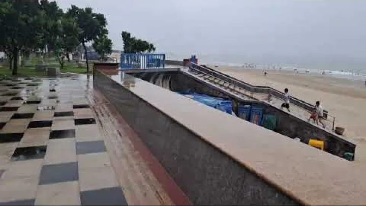 Preview image for the video "Regnerischer Tag am Strand von Vũng Tàu ⛱️ Vietnam".
