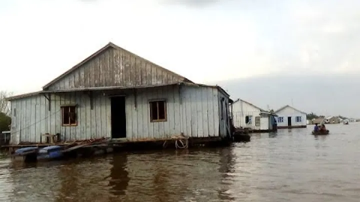 Preview image for the video "Can Tho till Chau Doc i Mekongdeltat Vietnam, krokodilfarm, Cham-by, flytande fiskodling".