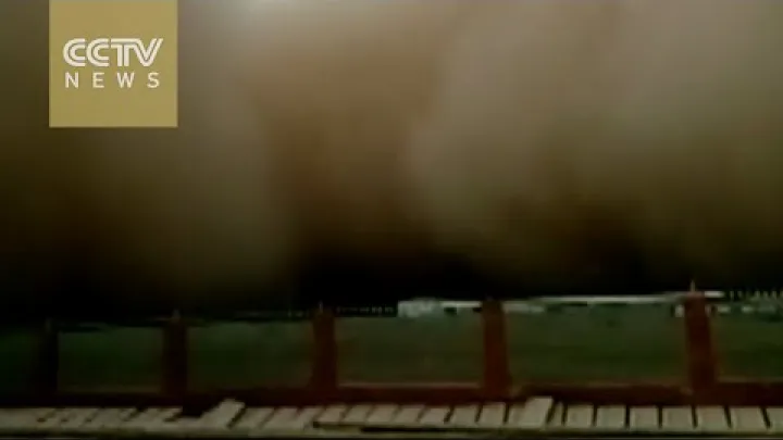 Preview image for the video "Şaşırtıcı Görüntüler: Çin Halk Cumhuriyeti'nin Kuzeybatı Çin bölgesindeki Kaşgar İli'ni kum fırtınası sardı".
