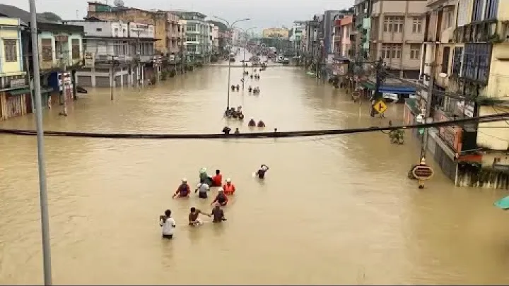 Preview image for the video "Oversvømmelser tvinger tusindvis af mennesker på flugt i Myanmar".